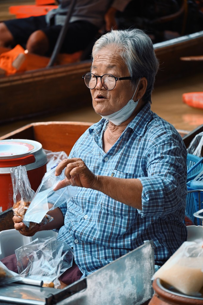 Thaïlandaise au marché flottant de Damnoen, Bangkok, Thailande