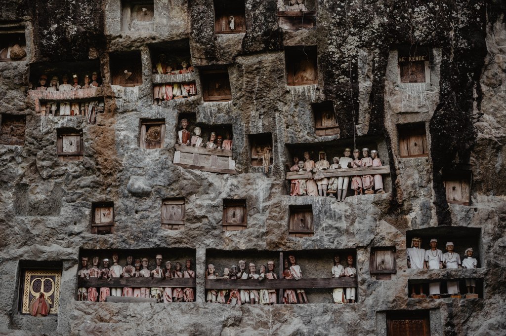 tombeaux dans la roche, Lemo, Toraja, Sulawesi